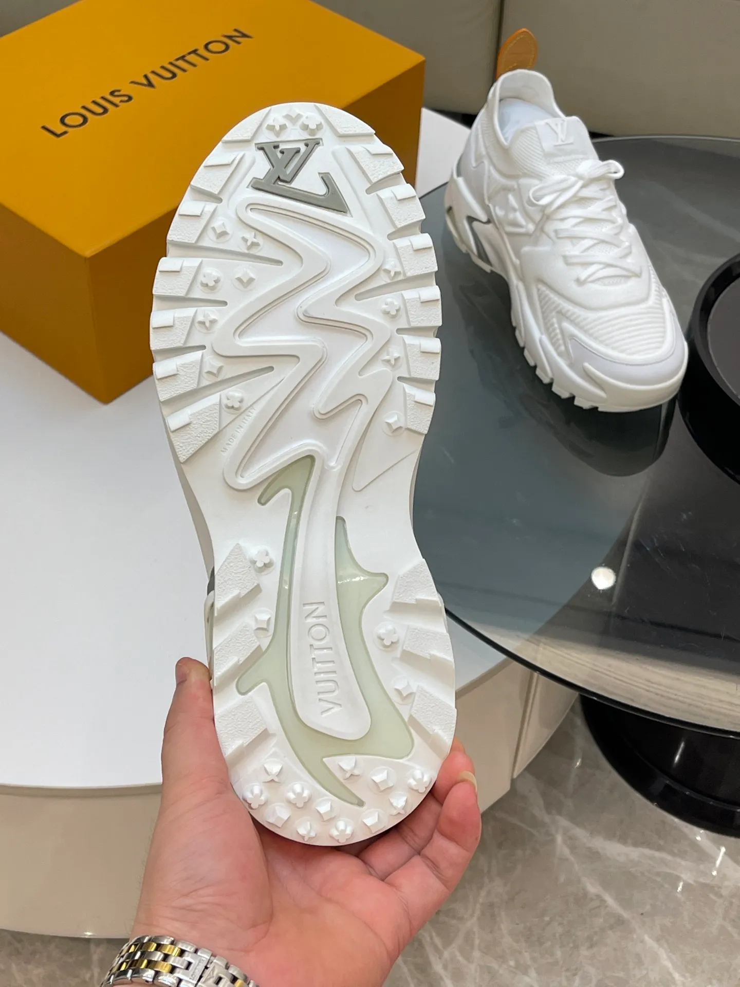 [L Home] Top P: 700💰 Size: 39-44 (customized at 38.45.46) LV Donkey Brand Louis Vuitton RUNNER TATIC new men's sneakers This LV Runner Tatic sneaker uses a whole piece of technical knitting to create an easy-to-take-off design, and then outlines the upper with cow leather trim. The LV logo on the side releases a dynamic atmosphere between the textures, the leather back strap is shaped like the handle fastener of the Louis Vuitton leather goods series, and the lightweight and wear-resistant two-tone rubber sole completes the whole. The toe and heel wrap details continue to provide comfortable fabric foot support, creating a stylish and stylish upper! Comes with full original packaging!